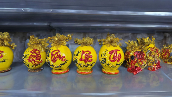 Có nên dâng cúng tổ tiên các loại trái cây mạ vàng, khắc chữ, hình thù kỳ lạ?