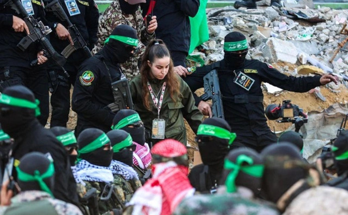 Hamas tạm hoãn thả con tin, tố Israel phá vỡ lệnh ngừng bắn