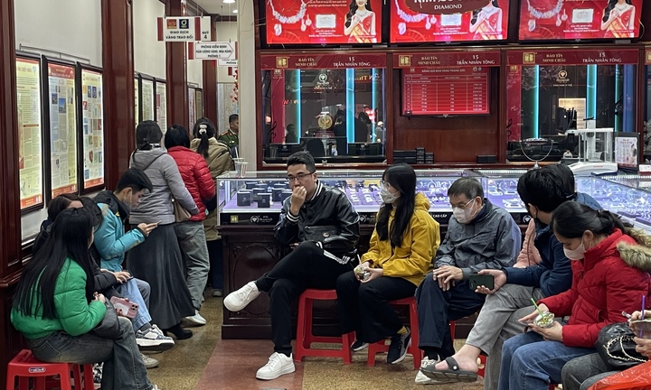 Giá vàng cao nhất lịch sử, người dân vẫn kéo đi mua