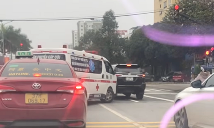 Tài xế ô tô không vượt đèn đỏ để nhường đường xe cấp cứu: Thông tin mới nhất