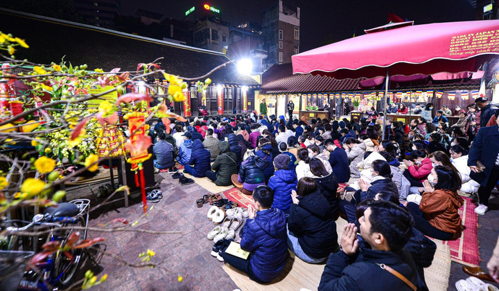 Người Hà Nội đổ về chùa Phúc Khánh cầu an trước ngày Rằm tháng Giêng