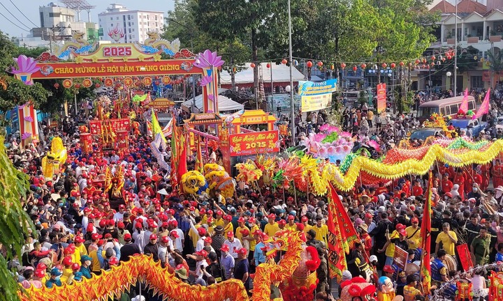 Hàng nghìn người xuống đường hứng lộc Bà Thiên Hậu ở Bình Dương