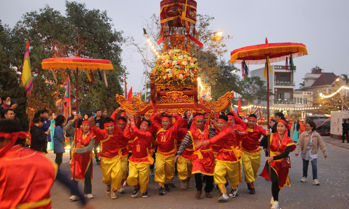 Độc đáo màn 'kiệu bay' chỉ có tại lễ hội cổ xưa bậc nhất đất Cảng