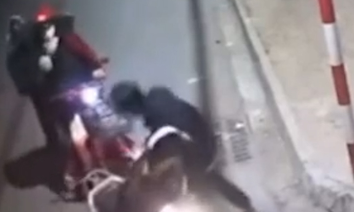 Vụ cô gái bị 3 thanh niên kề hung khí cướp tài sản: Công an vào cuộc 