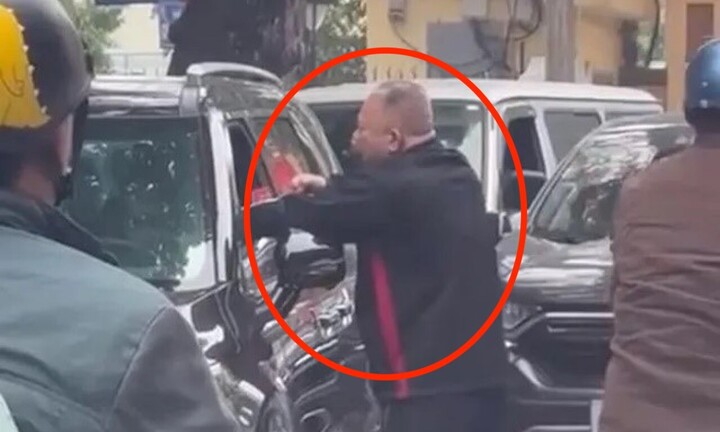 Nguyên nhân người đàn ông túm cổ, đấm tài xế ô tô trên phố cổ Hà Nội