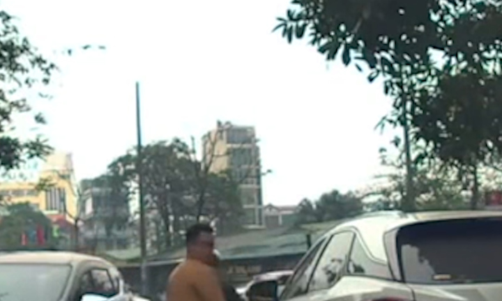 Đỗ ô tô ngang ngược trên phố, tài xế xe sang bị xử phạt 