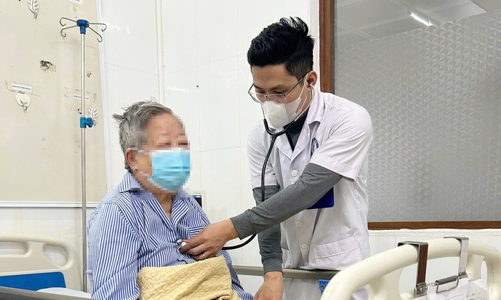 Sốt cao tự uống thuốc không khỏi, đến viện mới biết bị cúm A, biến chứng nặng 