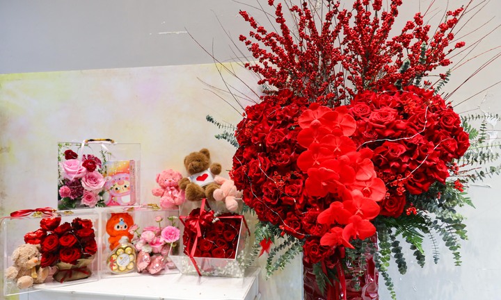15 triệu đồng một bó hoa hồng ngày Valentine, khách nhà giàu vẫn xuống tiền mua