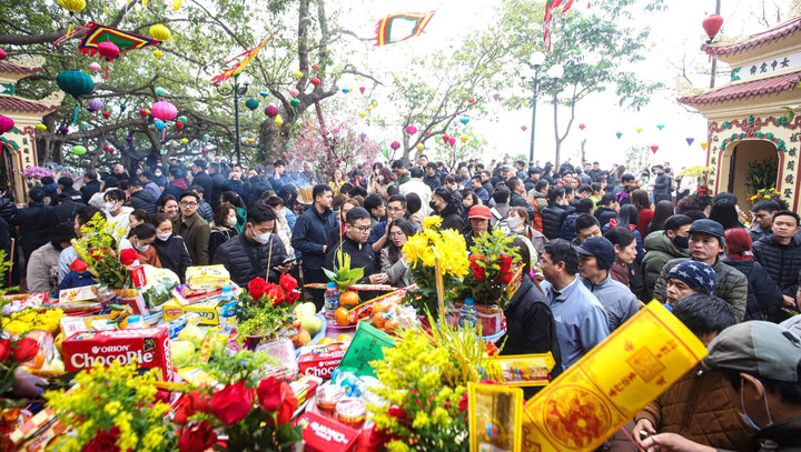 Phủ Tây Hồ chật kín người khấn vái cầu lộc ngày Tết Nguyên tiêu