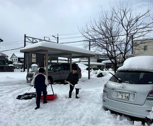 Tuyết rơi dày kỷ lục, người Việt tại Nhật Bản mất 40 phút cào tuyết đi làm