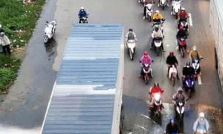 Tài xế điều khiển xe container chắn dòng nước áp lực lớn để xe máy đi qua