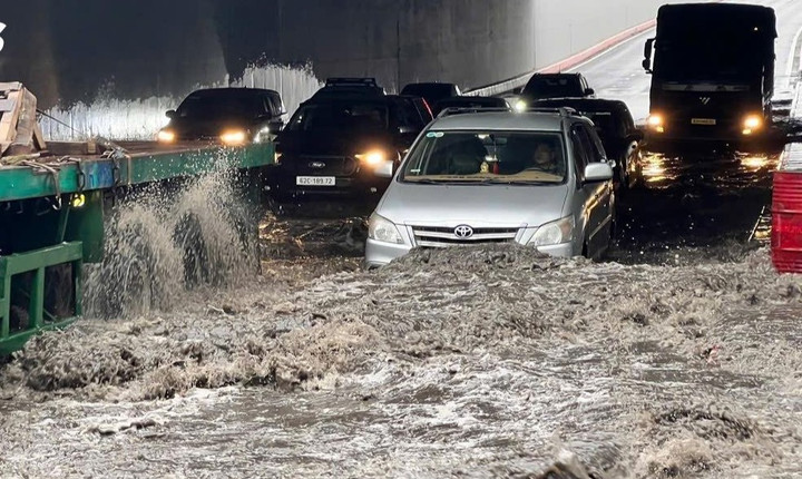 Mưa trái mùa ở TP.HCM, hầm chui Nguyễn Văn Linh ngập nặng