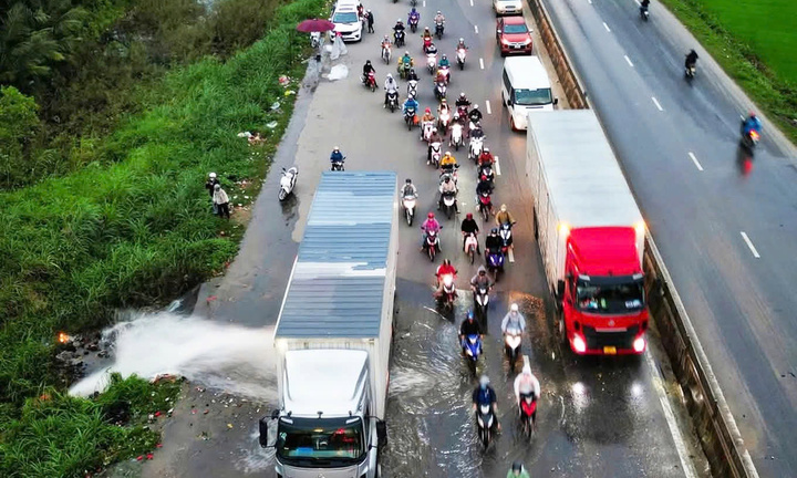 Dừng container chắn dòng nước cho xe máy chạy qua, tài xế nhận 'mưa' lời khen