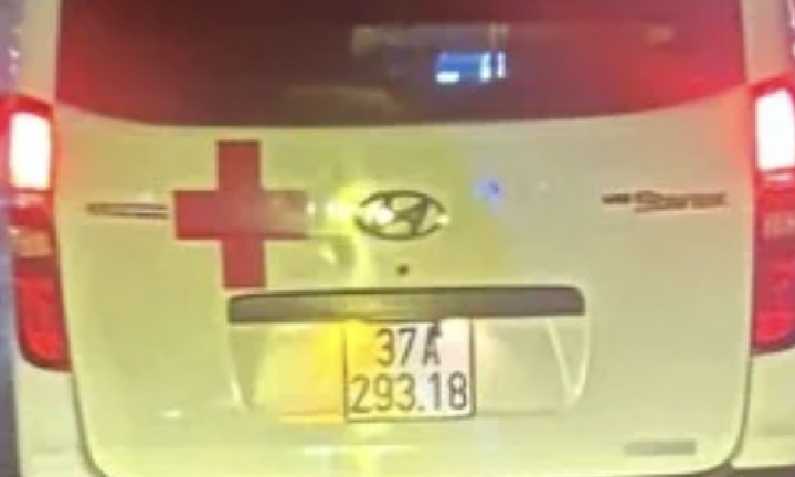 Hú còi không đúng quy định, tài xế xe cứu thương bị xử phạt