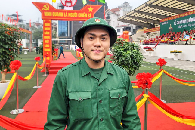Về nước sau 3 năm du học Singapore, nam sinh rạng rỡ lên đường nhập ngũ