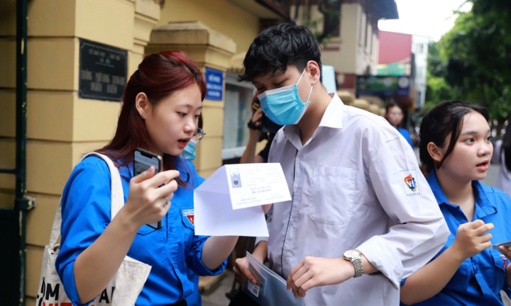 Một trường đại học xét tuyển các tổ hợp bắt buộc có môn Văn