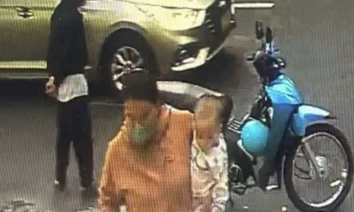 Di lý người phụ nữ kêu bị móc túi trước cổng bệnh viện tại TP.HCM