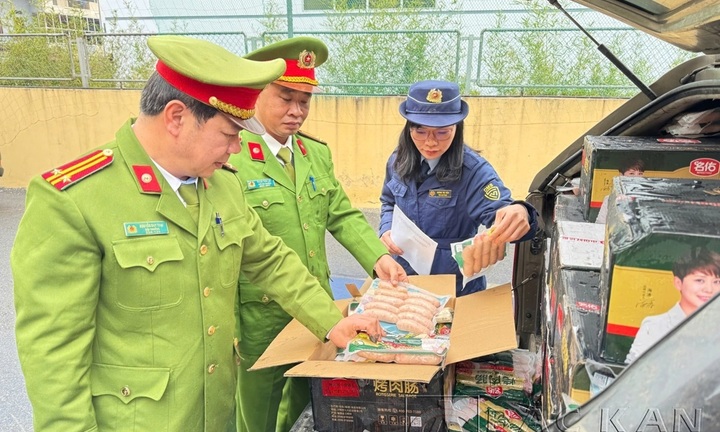 Bắt giữ 2 xe bán tải chở 2,4 tấn xúc xích không rõ nguồn gốc ở Bắc Kạn
