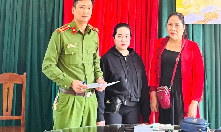 Nhặt được hơn 100 triệu đồng, người phụ nữ trả lại người đánh rơi