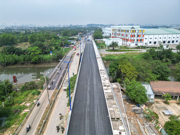 Cận cảnh cầu 700 tỷ đồng 'giải cứu' kẹt xe ở cửa ngõ phía Đông TP.HCM