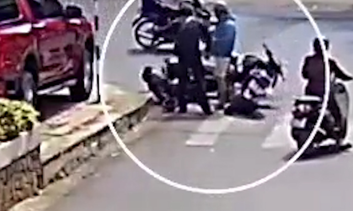 Phẫn nộ 2 thanh niên 'hổ báo' đánh người sau va chạm giao thông
