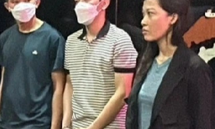 Lột quần áo khách đòi tiền, chủ và nhân viên nhà hàng ở TP.HCM bị truy tố