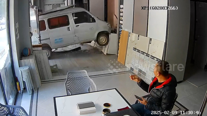 Ô tô lao như bay vào cửa hàng vật liệu xây dựng