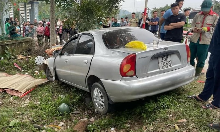 Va chạm với ô tô, hai bà cháu đi xe máy ở Hà Tĩnh tử vong