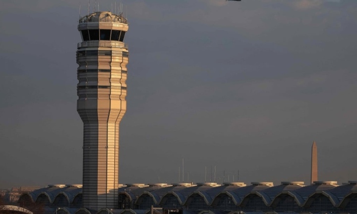 Mỹ sa thải hàng trăm nhân viên kiểm soát không lưu sau sự cố va chạm máy bay