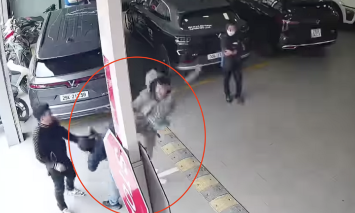 Triệu tập người đàn ông 'tung cước' đạp thẳng vào đầu tài xế ở Hà Nội