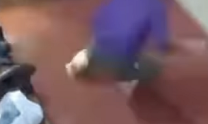 Khoảnh khắc ô tô tông sập cửa nhà dân, cuốn người đàn ông vào gầm xe