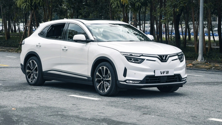 Đề xuất tiếp tục miễn lệ phí trước bạ với ô tô điện đến 28/2/2027