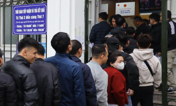 Xếp hàng dài chờ đổi giấy phép lái xe, nhiều người quay về vì hết lượt