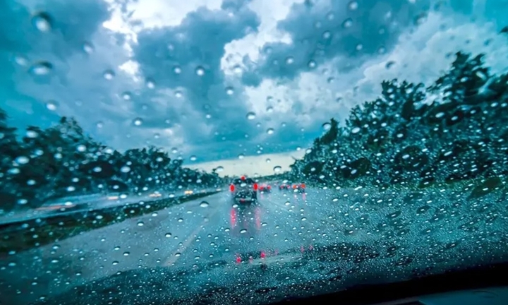 Lái xe thế nào để tránh va quệt khi trời mưa phùn? 