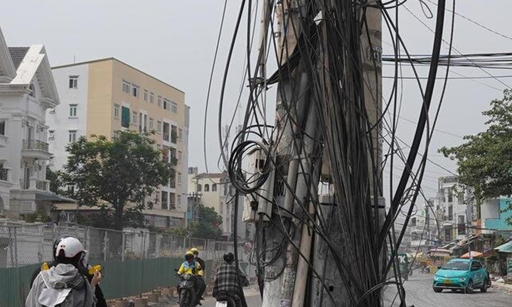 Hàng loạt cột điện án ngữ giữa đường 2.300 tỷ đồng ở TP.HCM 