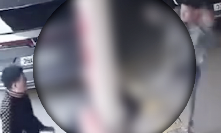 Dân mạng phẫn nộ tài xế côn đồ tung cước vào đầu người khác