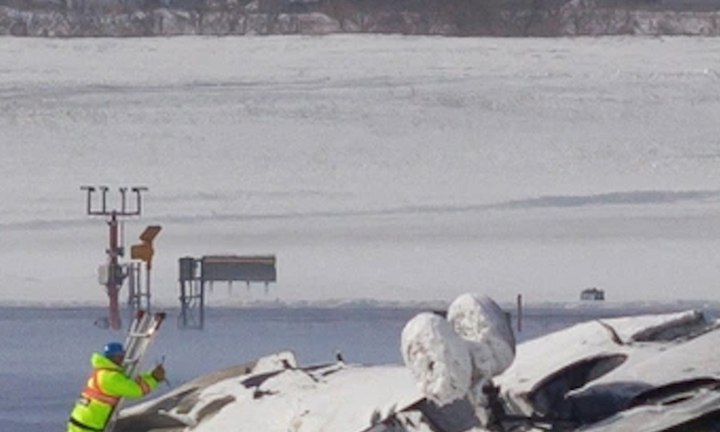 Giây phút máy bay chở 80 người lật ngửa khi hạ cánh ở Canada