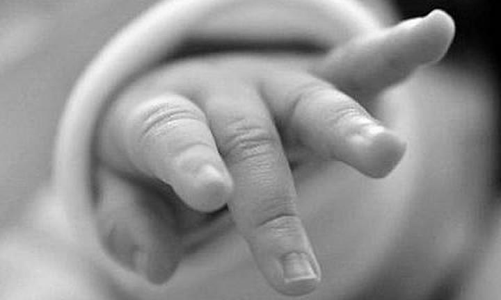 Bé gái 5 tháng tuổi tử vong bất thường: Lời khai của người trông trẻ