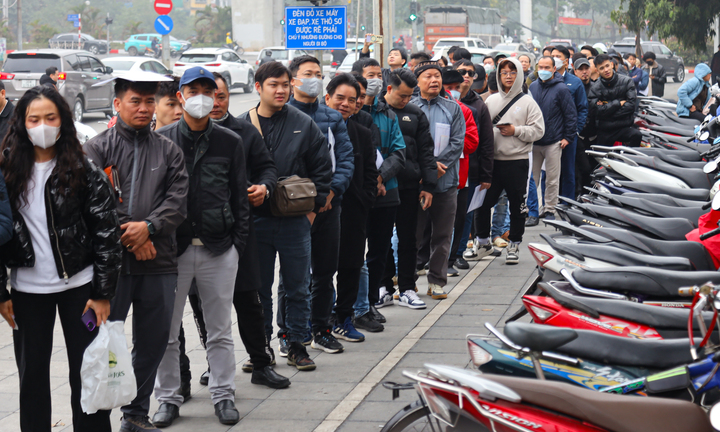 Điểm cấp đổi bằng lái xe đông nghẹt, 'cò' mời dịch vụ xếp hàng hộ giá cao ngất