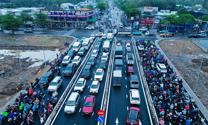 TP.HCM: Có hầm chui 800 tỷ, nút giao Nguyễn Văn Linh - Nguyễn Hữu Thọ vẫn tắc