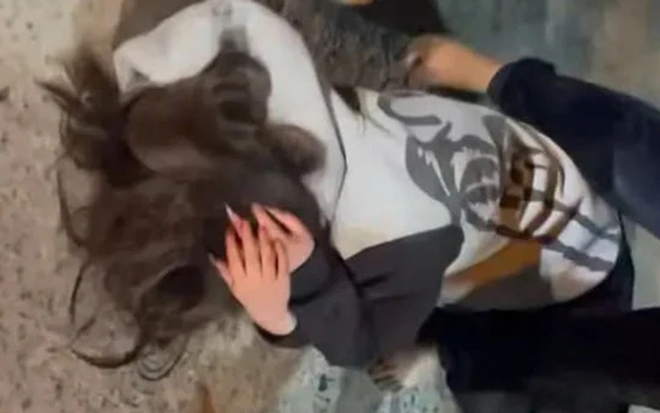 Thiếu nữ 17 tuổi bị đánh hội đồng, bắt quỳ xin lỗi: Tạm giữ hình sự 2 nghi phạm