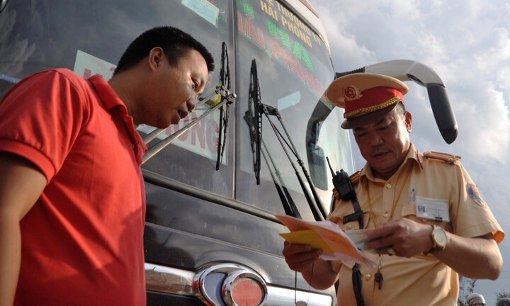 Lỗi vi phạm nào khiến tài xế ô tô bị tước giấy phép lái xe?