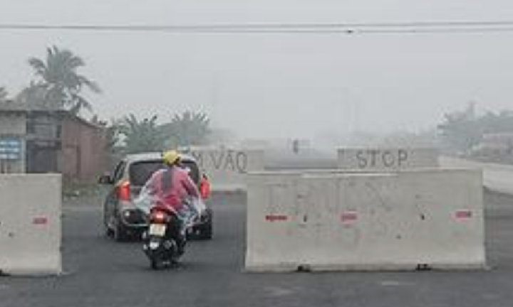 Phớt lờ cảnh báo, loạt phương tiện vô tư 'vượt rào' vào đường đang thi công