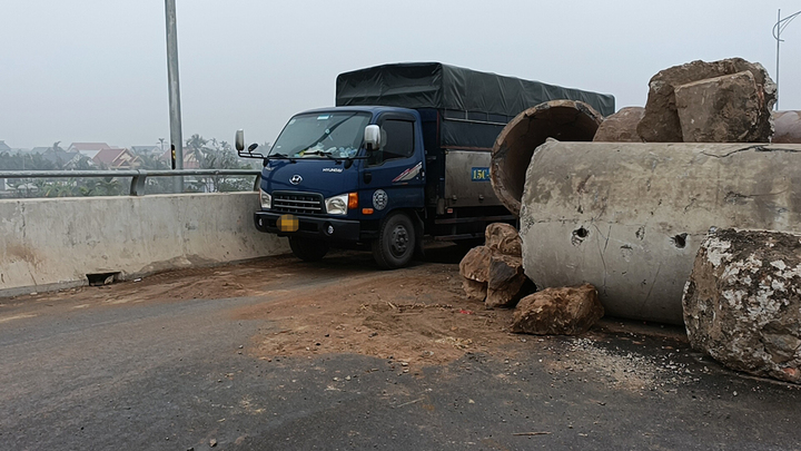 Loạt xe 'vượt rào' vào đường đang thi công, phớt lờ cảnh báo nguy hiểm