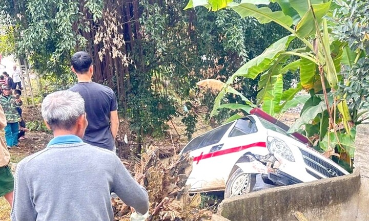 Xe cấp cứu chở thi thể nạn nhân TNGT lao xuống vệ đường ở Nghệ An