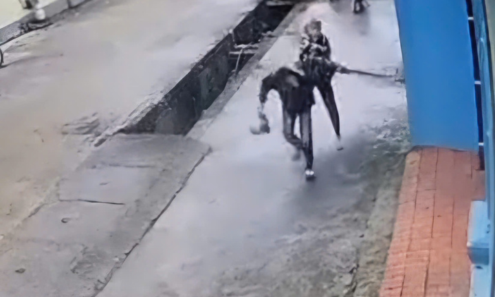 Bắt giữ kẻ cầm điếu cày đánh gục nam thanh niên giữa đường