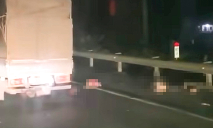 Đi bộ trên đường cao tốc, 2 mẹ con bị xe tải tông thương vong