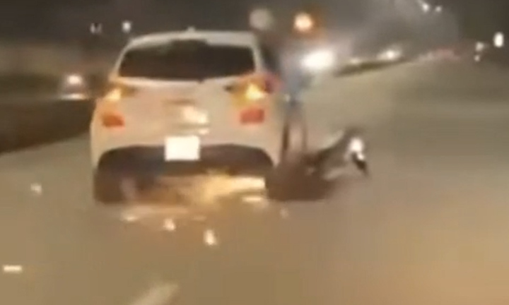 Va chạm giao thông, tài xế ô tô kéo lê xe máy bỏ chạy gần 3km