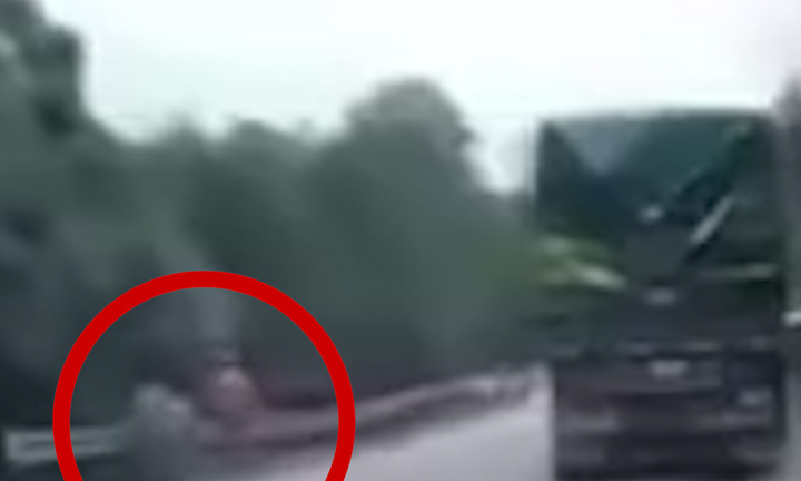 Người đàn ông cắt cỏ bên đường tử vong do lốp ô tô văng trúng