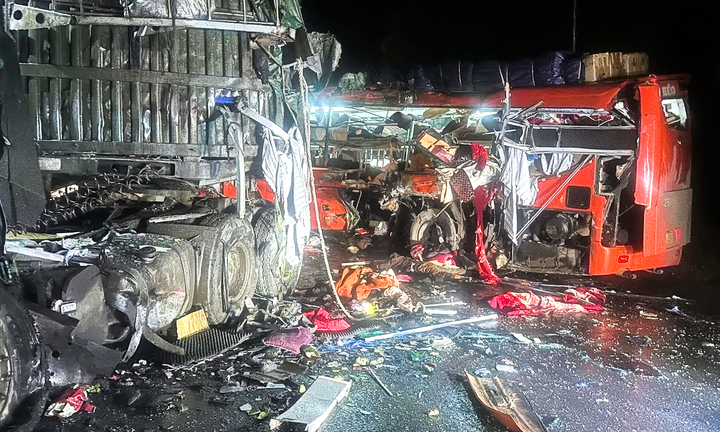 Hiện trường vụ xe khách tông xe đầu kéo khiến 6 người chết